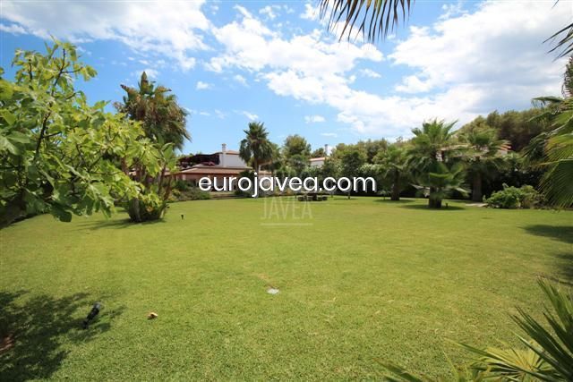 Gorgeous luxury villa with beautiful lawned garden less than 3 minutes from to the Arenal beach and all amenities.