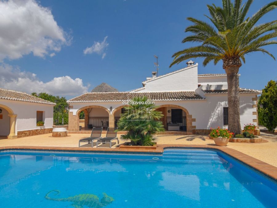 Traditional villa for sale in Jávea close to the old town, south facing