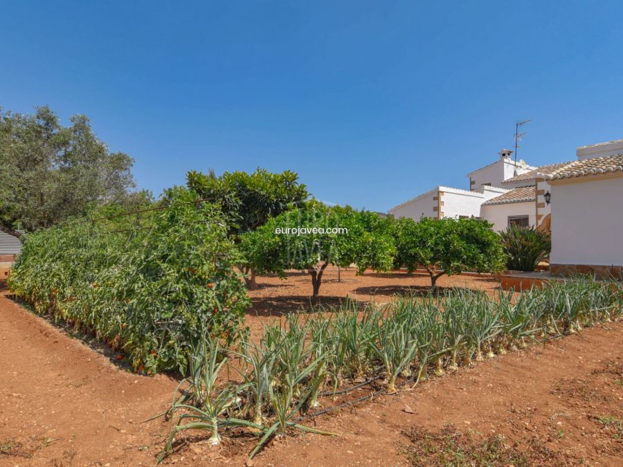 Traditional villa for sale in Jávea close to the old town, south facing