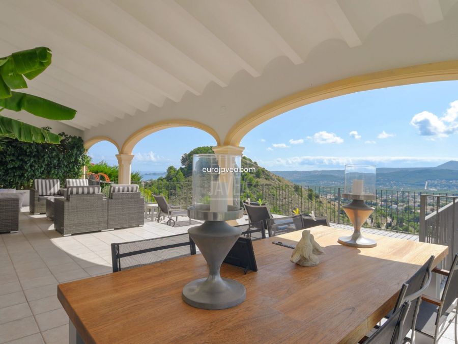 Villa in mediterrane stijl te koop in Jávea, op een steenworp afstand van de stad, met uitzicht op de zee