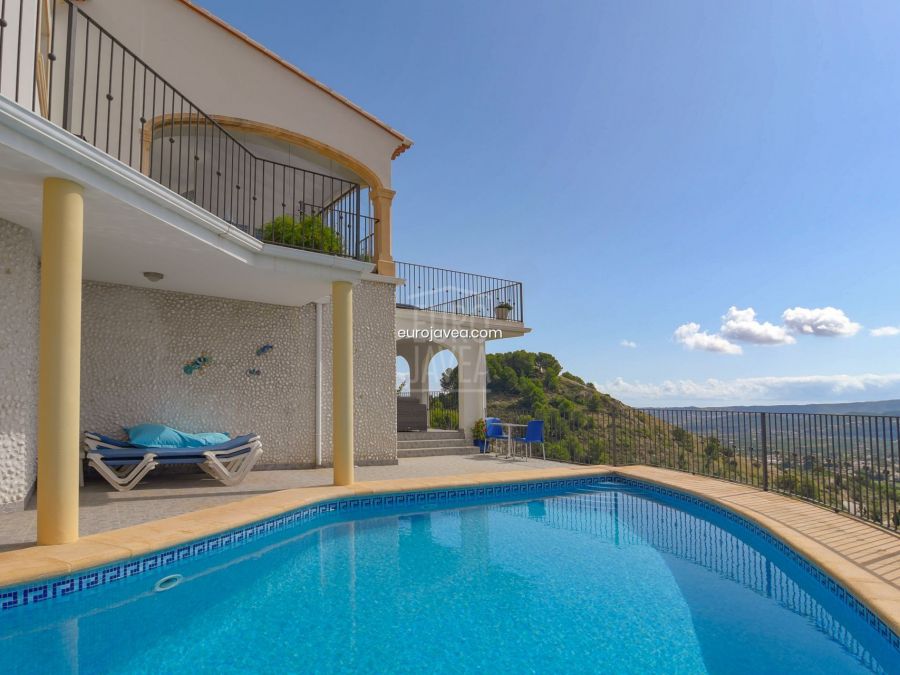 Mediterranean style house for sale in Jávea , close to the old town , with sea views.