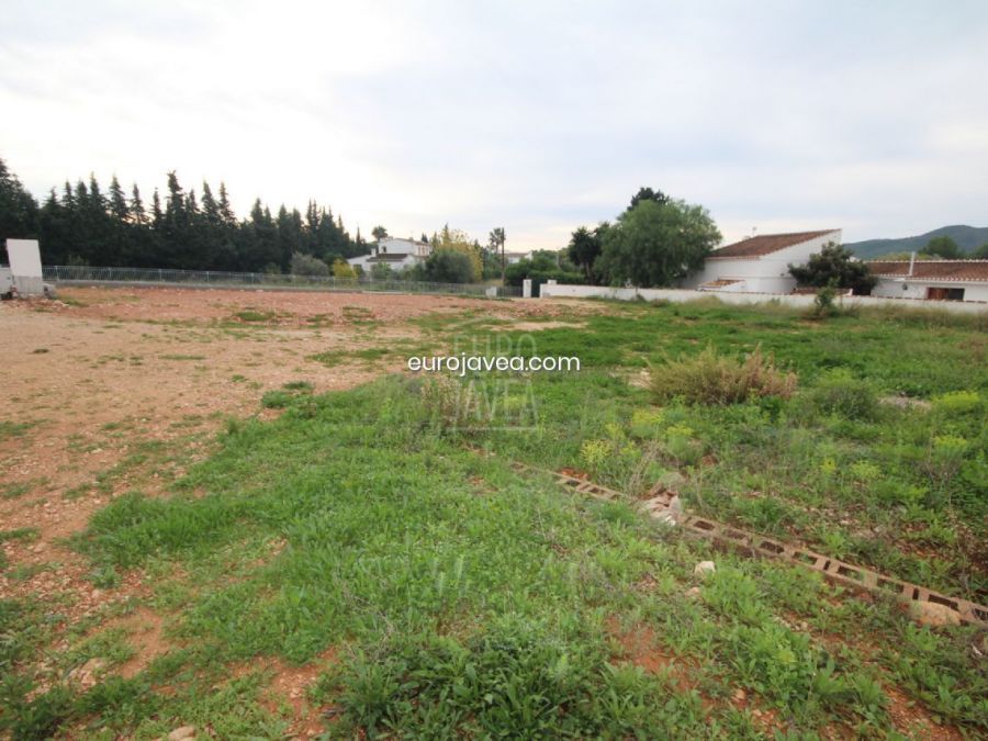 Parcela llana a la venta en Jávea en zona del Montgó.