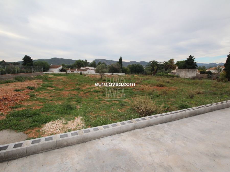 Parcela llana a la venta en Jávea en zona del Montgó.