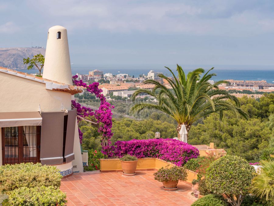 Villa a la venta en Jávea con mucho carácter con vistas al mar