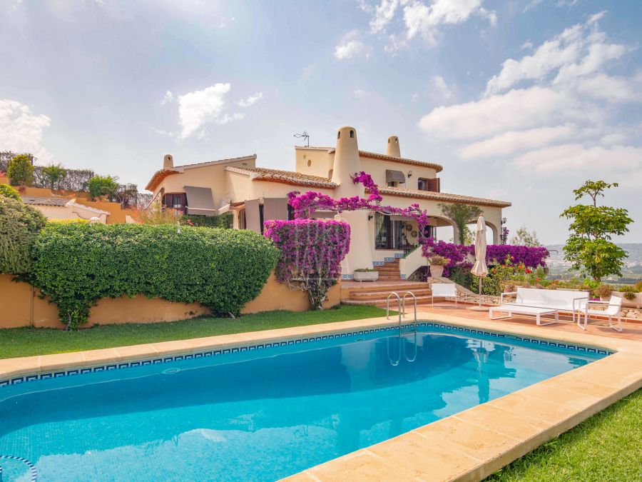 Villa a la venta en Jávea con mucho carácter con vistas al mar