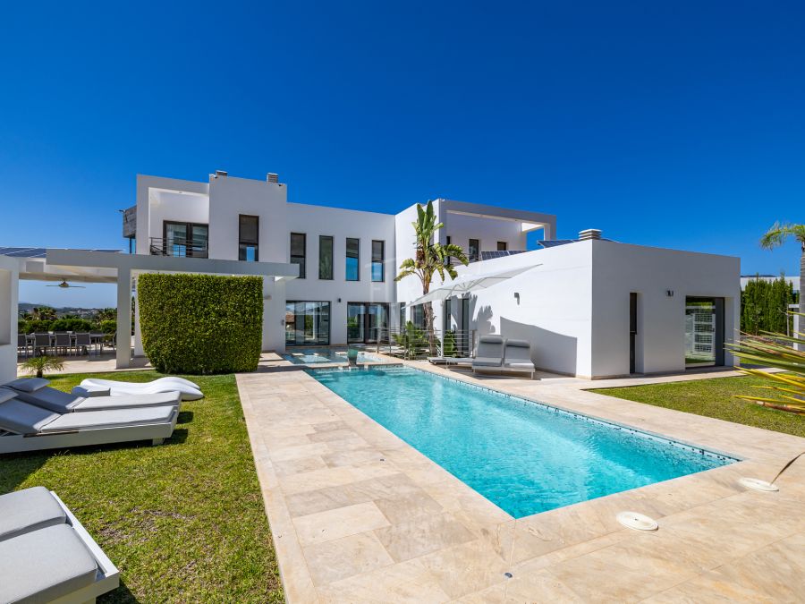 Luxueuse villa à vendre à Jávea, à une courte distance de Benitchell, de la mer et du centre ville de Jávea