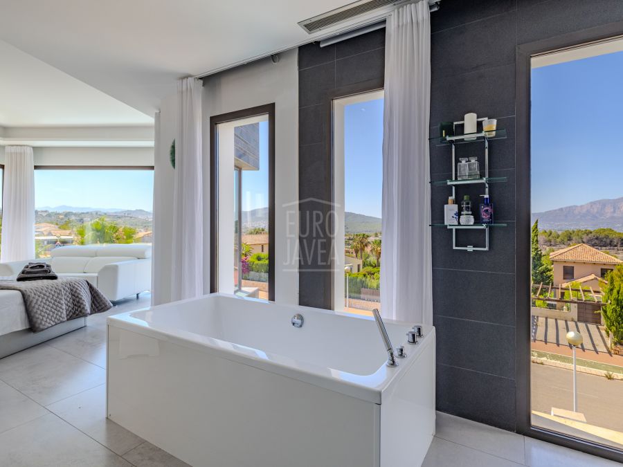 Luxe villa te koop in Jávea, op korte afstand van Benitchell, de zee en het stadscentrum van Jávea