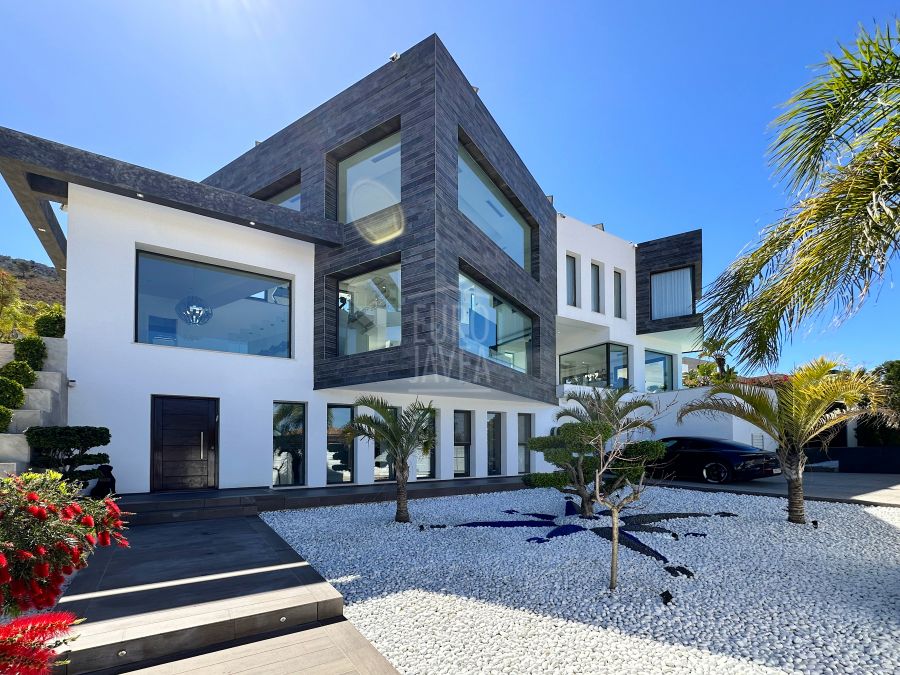 Luxe villa te koop in Jávea, op korte afstand van Benitchell, de zee en het stadscentrum van Jávea