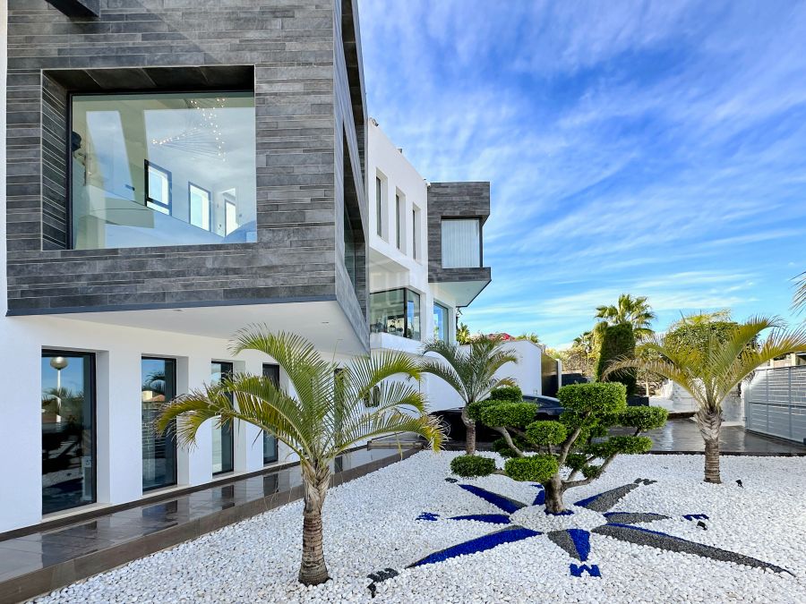 Luxe villa te koop in Jávea, op korte afstand van Benitchell, de zee en het stadscentrum van Jávea