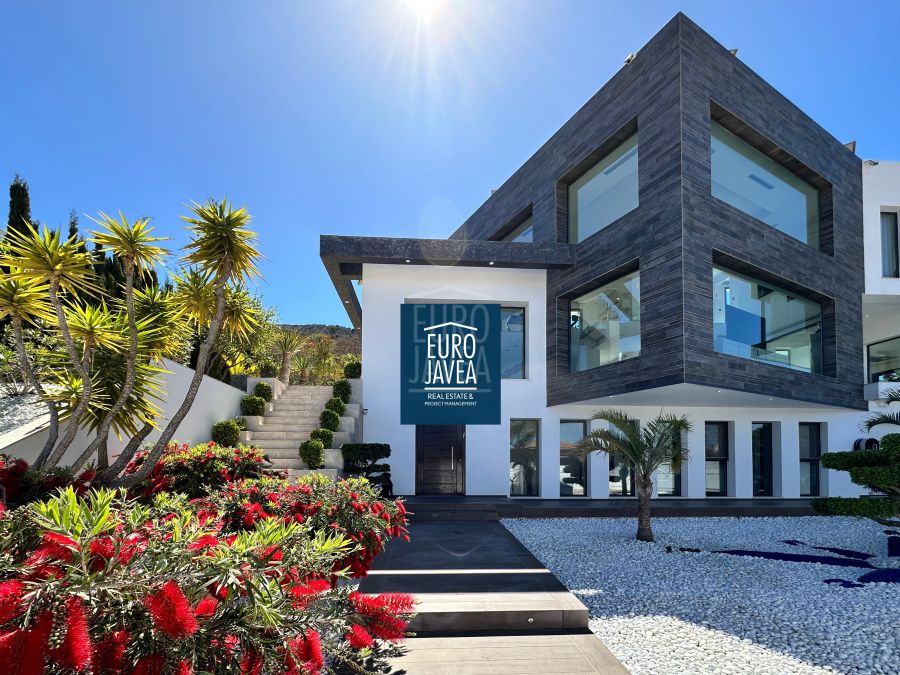 Luxe villa te koop in Jávea, op korte afstand van Benitchell, de zee en het stadscentrum van Jávea