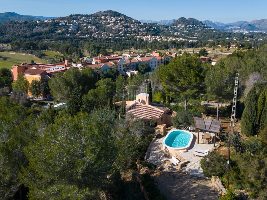 Villa de charme récemment rénovée avec vue panoramique à vendre, à quelques pas du terrain de golf