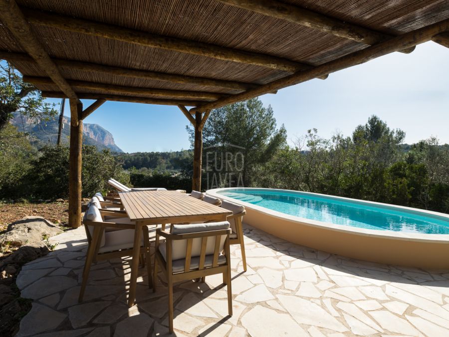 Recently refurbished charming villa with panoramic views for sale, few steps from the golf