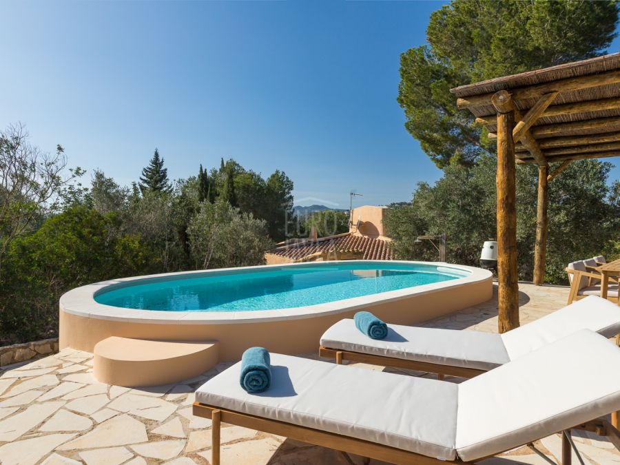 Recently refurbished charming villa with panoramic views for sale, few steps from the golf