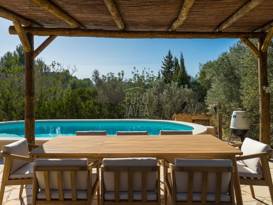 Recently refurbished charming villa with panoramic views for sale, few steps from the golf