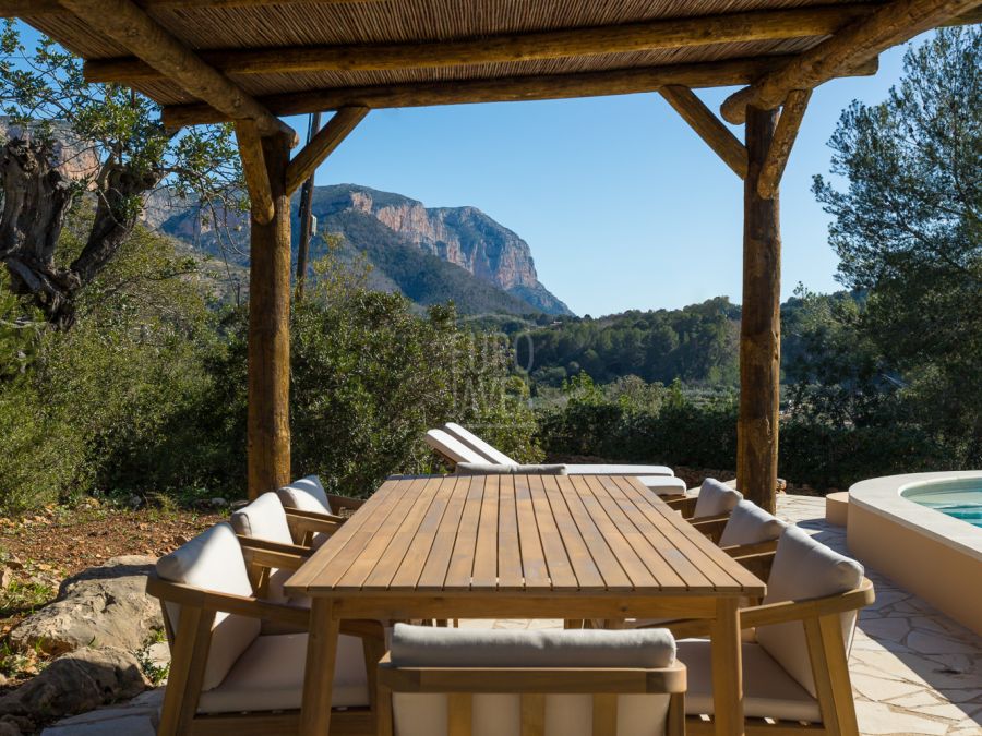 Recently refurbished charming villa with panoramic views for sale, few steps from the golf