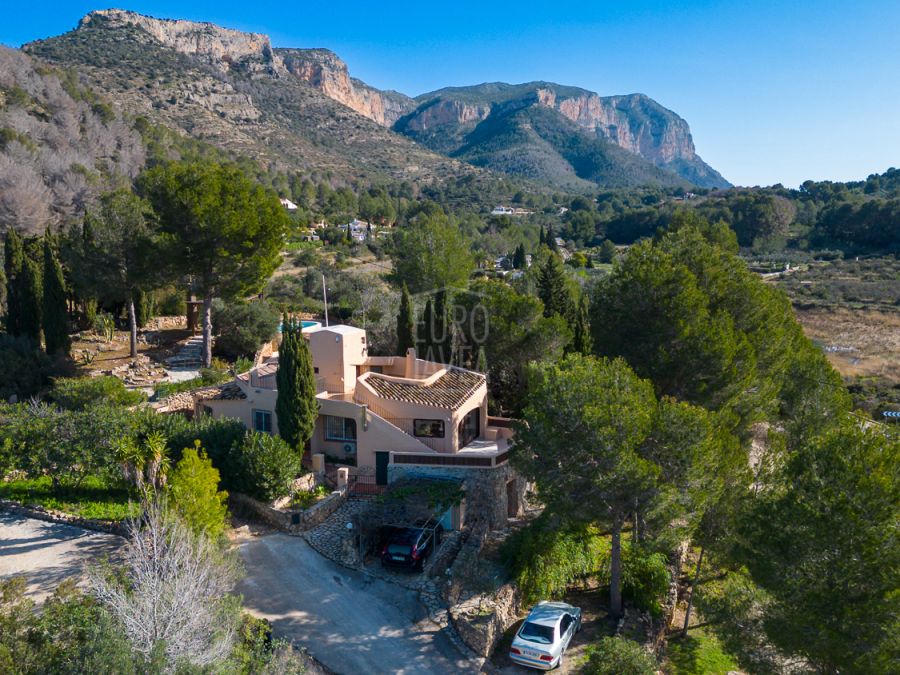 Recently refurbished charming villa with panoramic views for sale, few steps from the golf