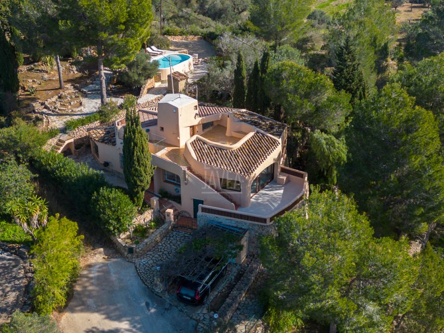 Recently refurbished charming villa with panoramic views for sale, few steps from the golf