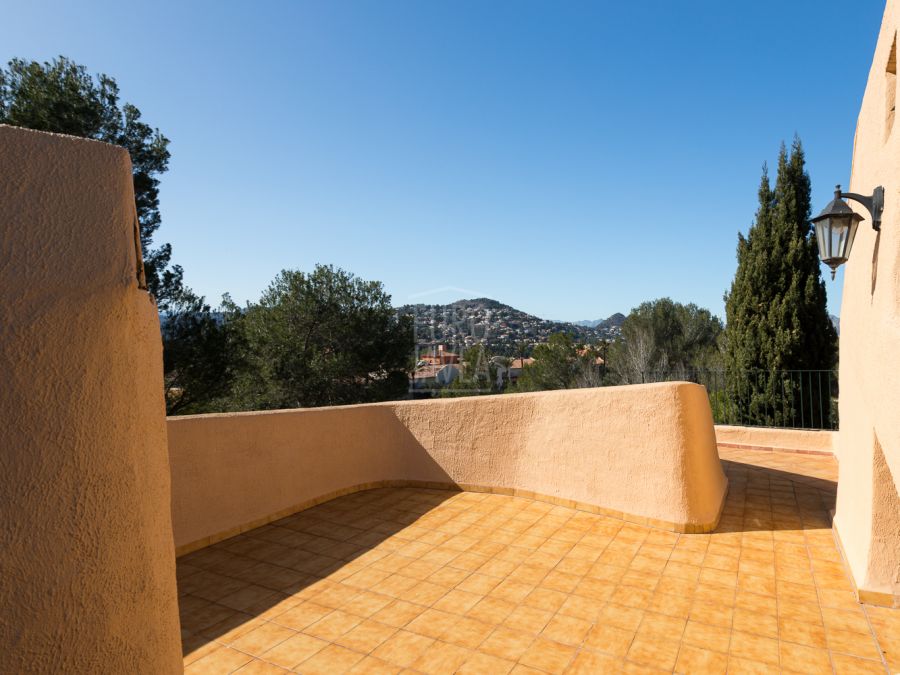 Recently refurbished charming villa with panoramic views for sale, few steps from the golf