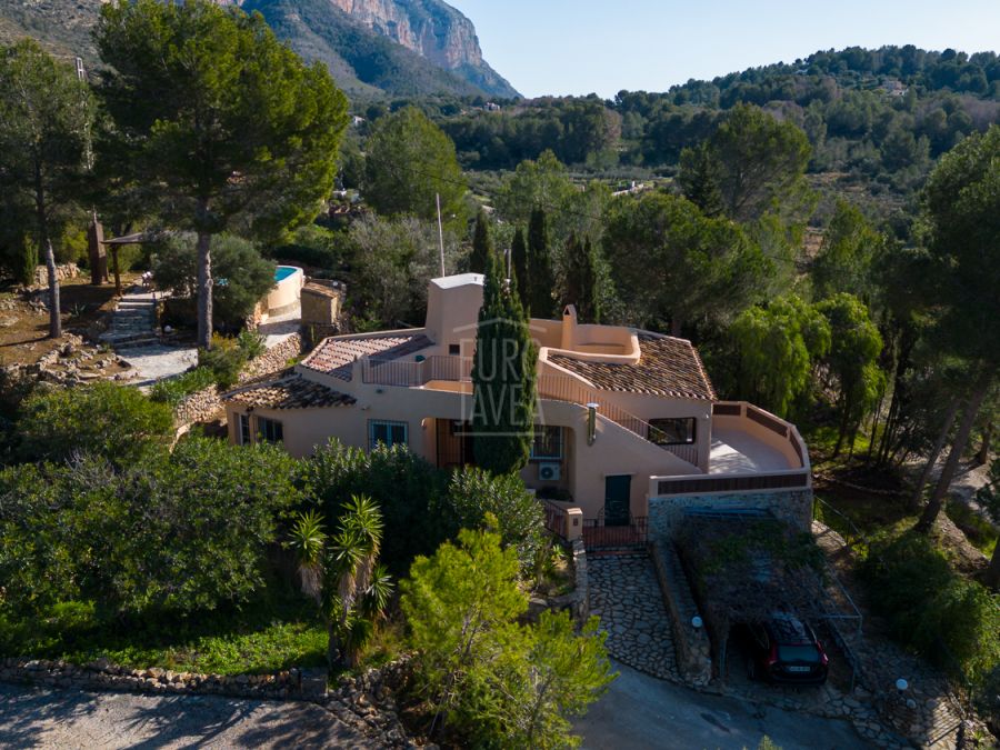 Recently refurbished charming villa with panoramic views for sale, few steps from the golf