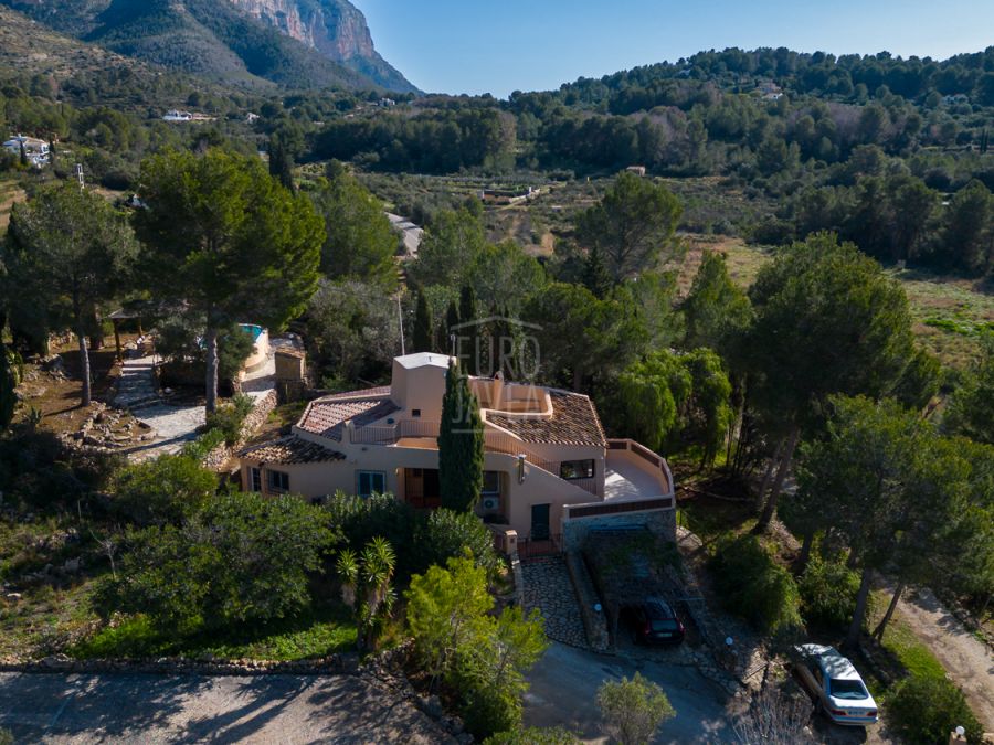 Recently refurbished charming villa with panoramic views for sale, few steps from the golf