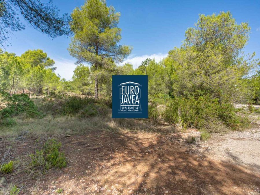 Parcela a la venta en Jávea con vistas al campo.