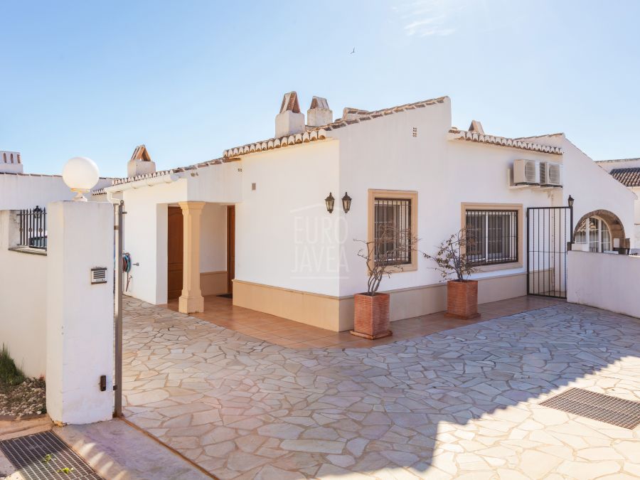 Exclusive villa in the area of Puchol, just a few steps from the old town of Jávea