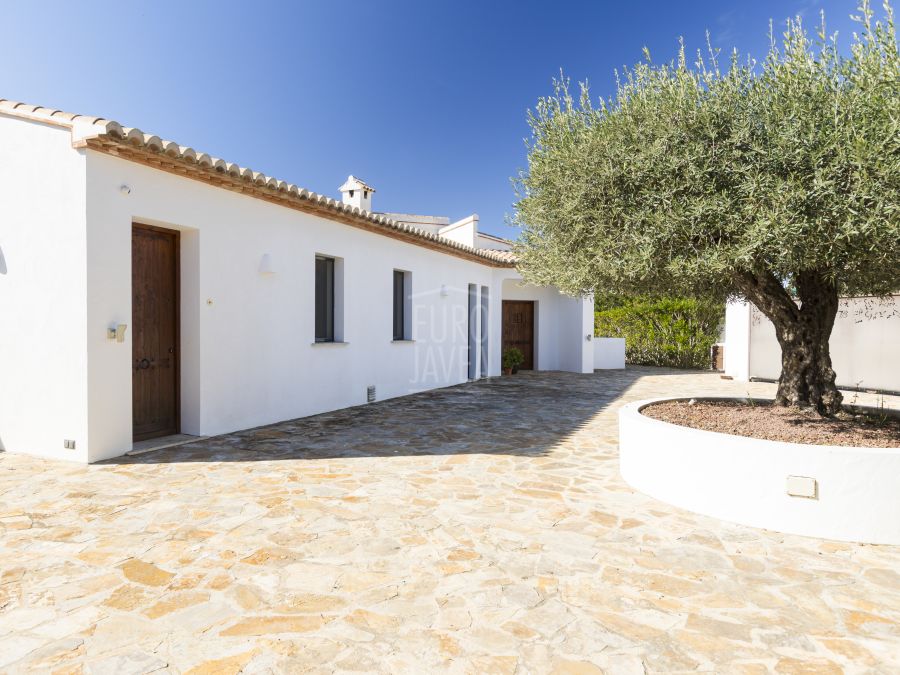 Villa exclusive de construction récente orientée au sud à Jávea, à distance de marche du village