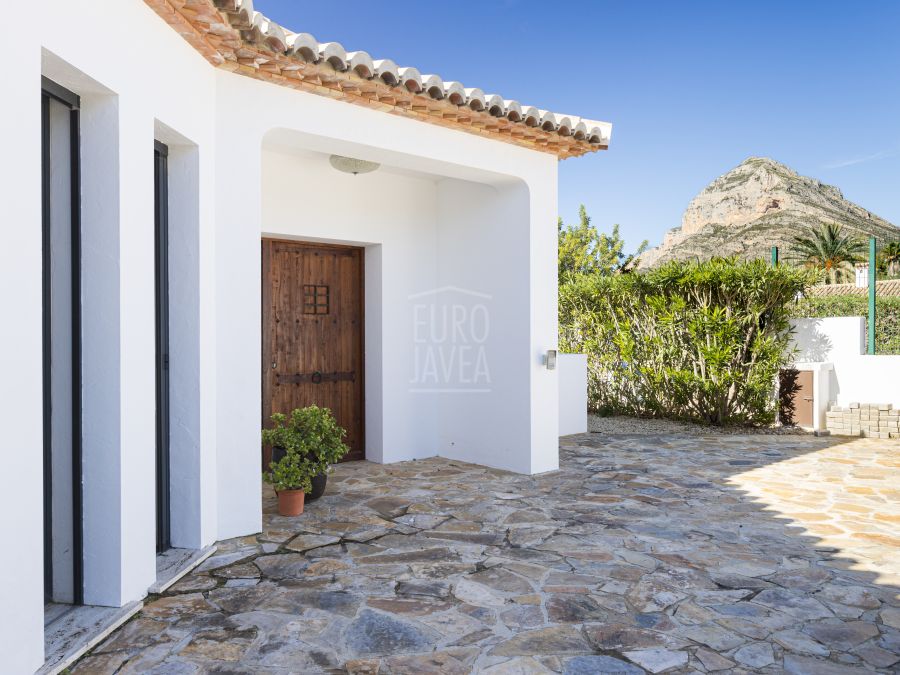 Exclusiva villa de reciente construcción orientada al sur en Jávea a poca distancia del pueblo