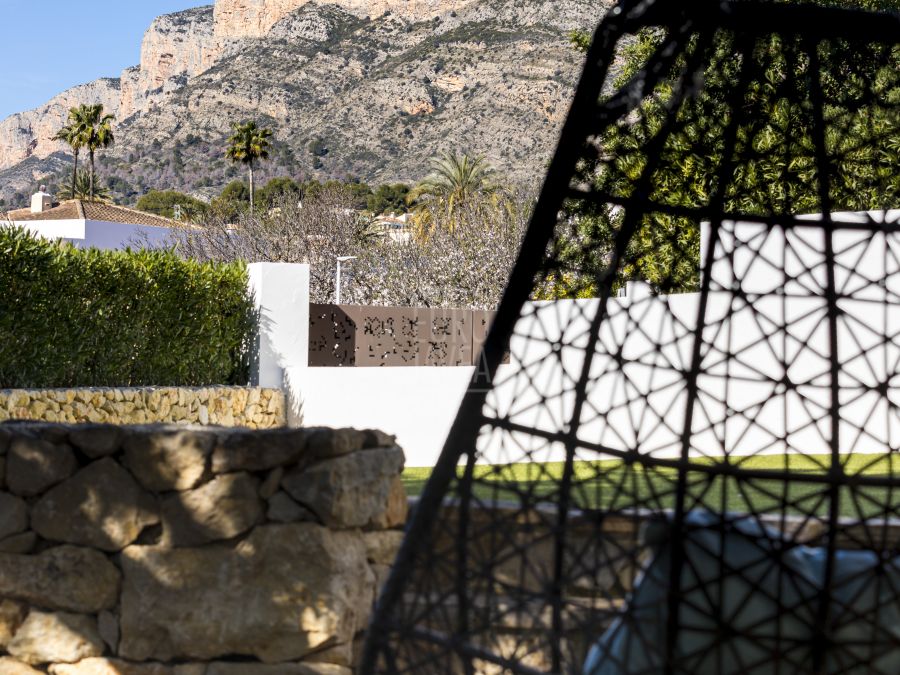 Exclusieve recent gebouwde zuidgerichte villa in Jávea op wandelafstand van het dorp