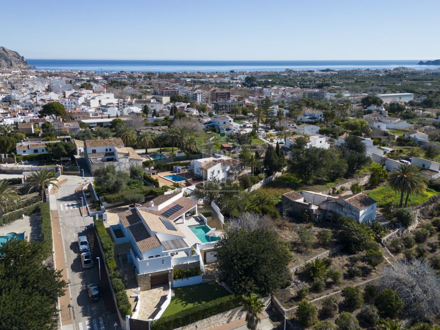 Villa exclusive de construction récente orientée au sud à Jávea, à distance de marche du village