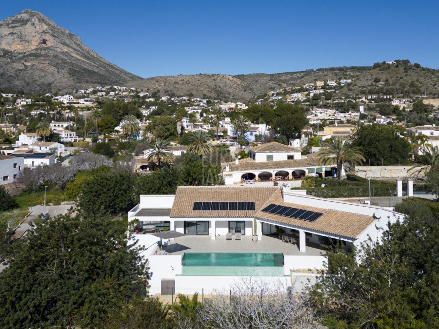 Exclusive recently built south-facing villa in Jávea within walking distance of the village