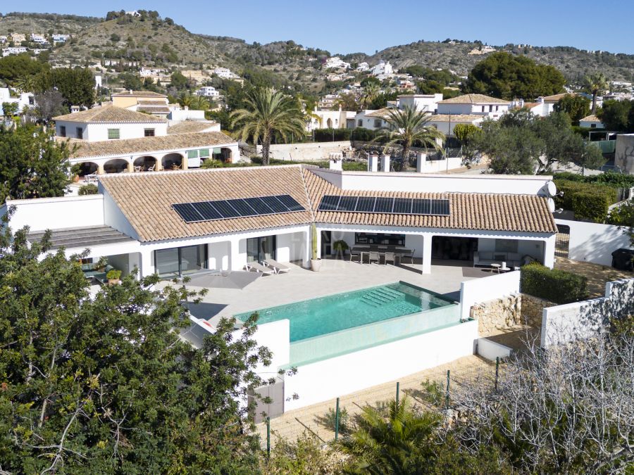 Exclusiva villa de reciente construcción orientada al sur en Jávea a poca distancia del pueblo