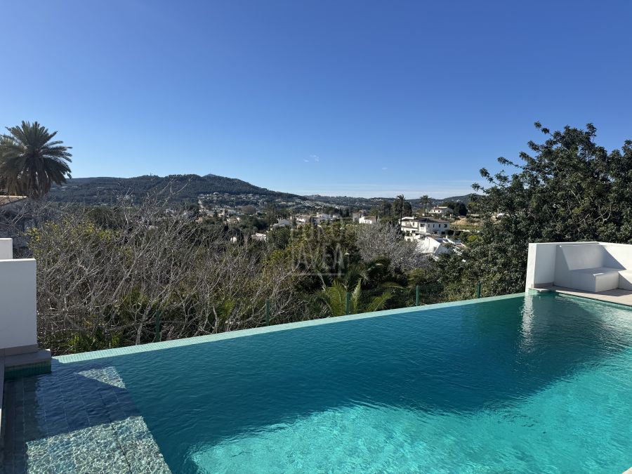 Villa exclusive de construction récente orientée au sud à Jávea, à distance de marche du village