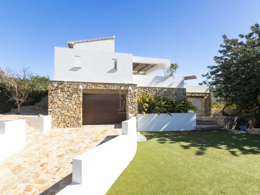 Exclusieve recent gebouwde zuidgerichte villa in Jávea op wandelafstand van het dorp