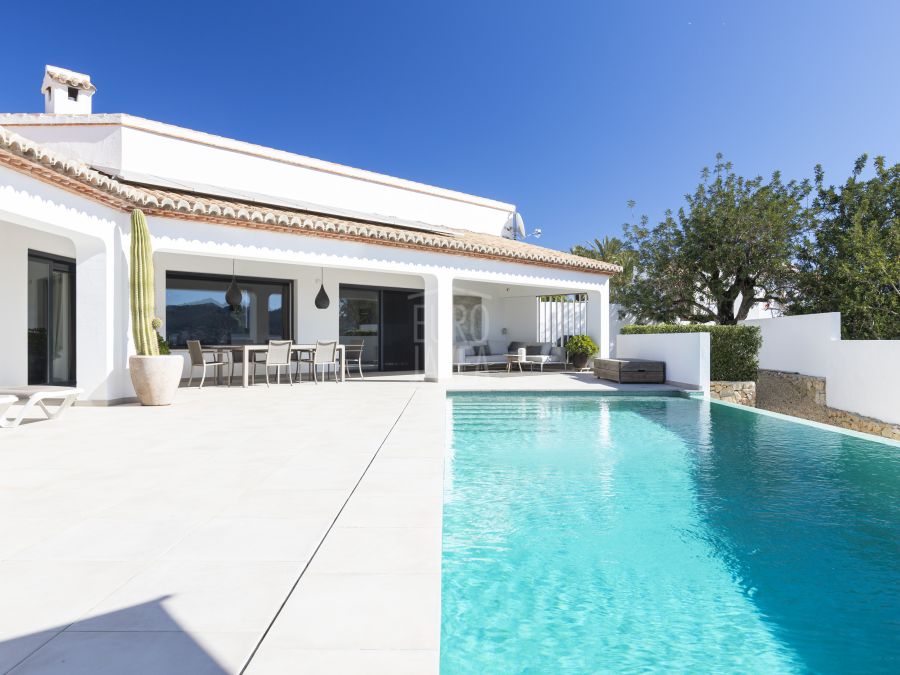 Exclusive recently built south-facing villa in Jávea within walking distance of the village