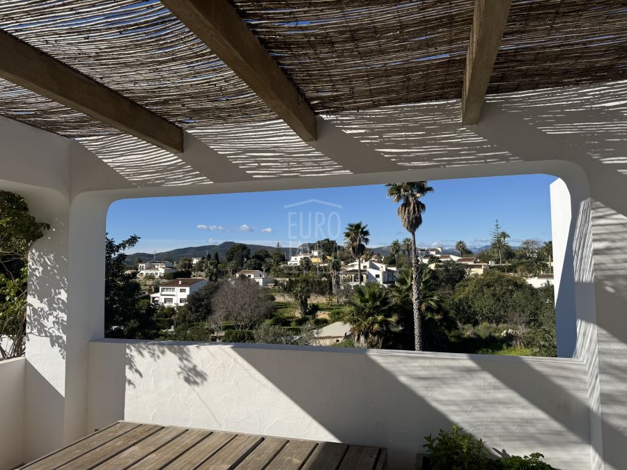 Exclusieve recent gebouwde zuidgerichte villa in Jávea op wandelafstand van het dorp