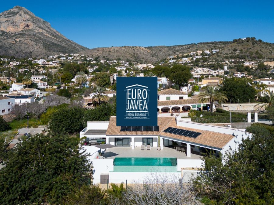 Villa exclusive de construction récente orientée au sud à Jávea, à distance de marche du village