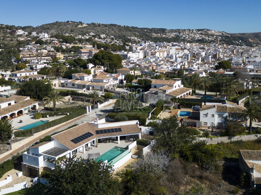 Villa exclusive de construction récente orientée au sud à Jávea, à distance de marche du village