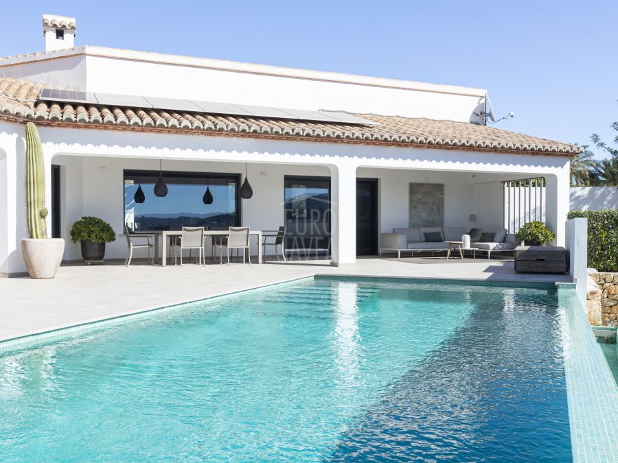 Exclusive recently built south-facing villa in Jávea within walking distance of the village