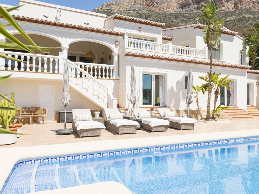 Spectacular villa for sale exclusively in the slopes of the Montgo area of Javea, facing south with panoramic views