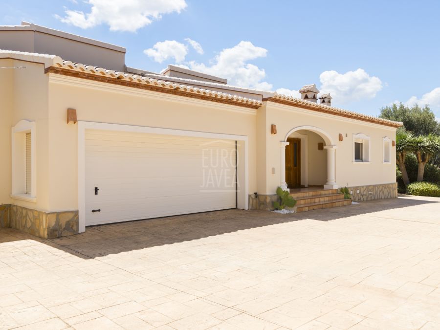 Spectacular villa for sale exclusively in the slopes of the Montgo area of Javea, facing south with panoramic views