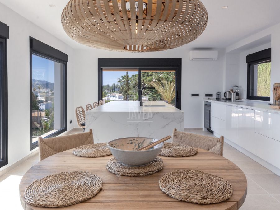 Villa recientemente renovada a la venta en la zona del Puchol de Jávea , a un paso del Puerto y espectaculares vistas al mar