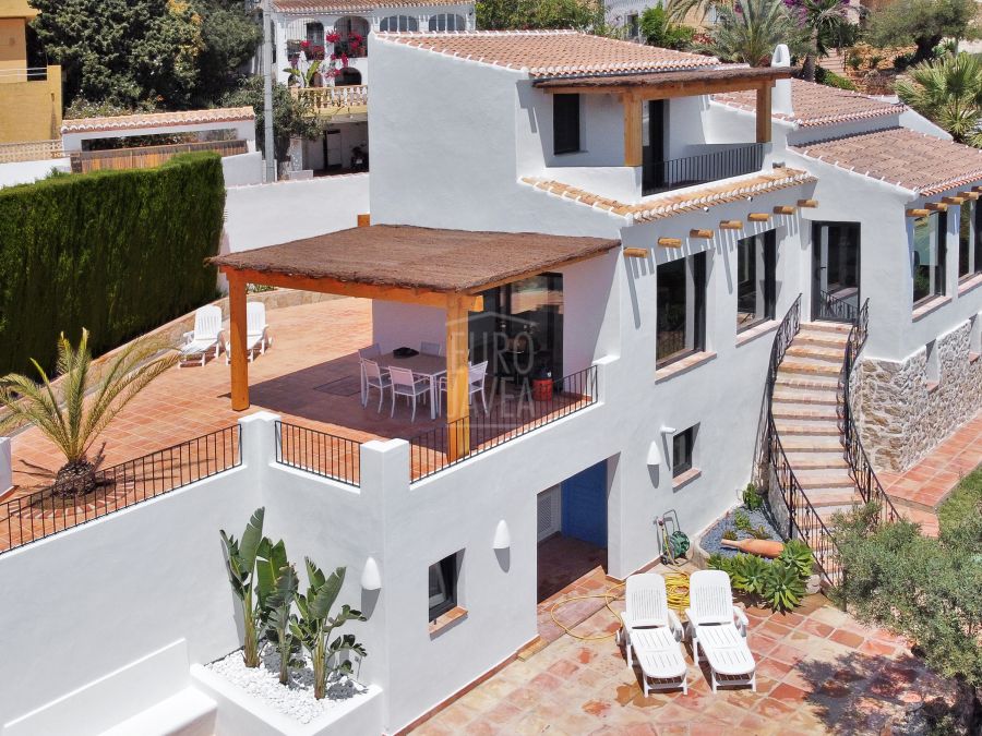 Onlangs gerenoveerde villa te koop in het Puchol-gebied van Jávea, op een steenworp afstand van de haven en een spectaculair uitzicht op zee