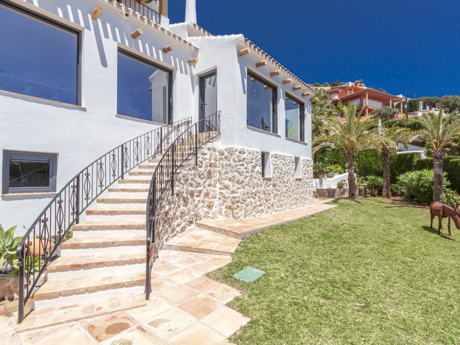 Villa recientemente renovada a la venta en la zona del Puchol de Jávea , a un paso del Puerto y espectaculares vistas al mar