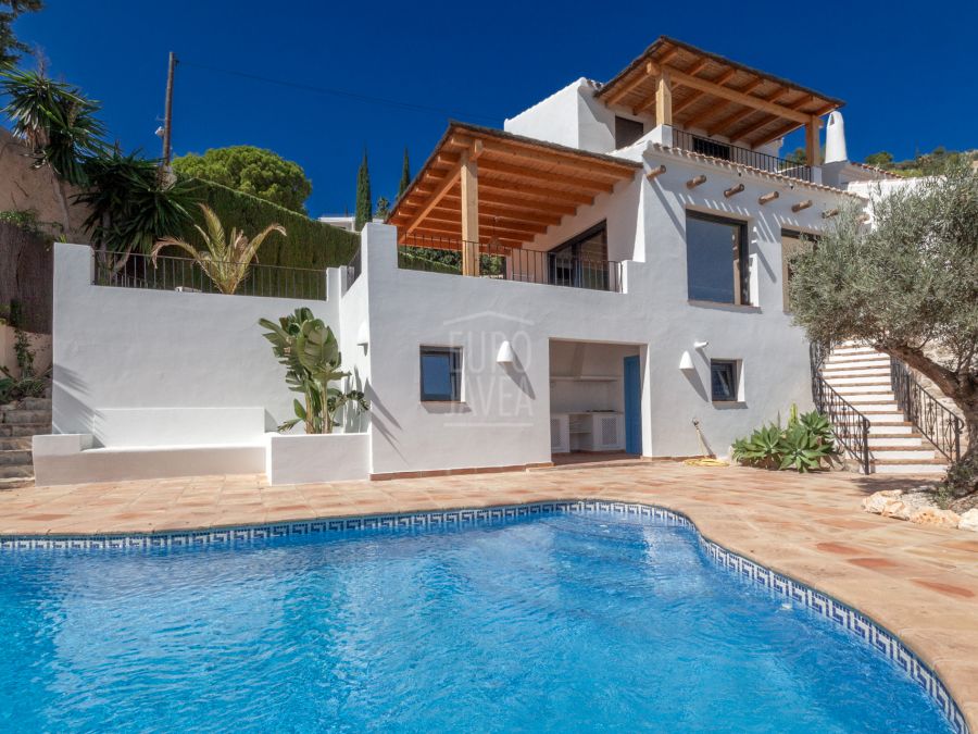 Onlangs gerenoveerde villa te koop in het Puchol-gebied van Jávea, op een steenworp afstand van de haven en een spectaculair uitzicht op zee