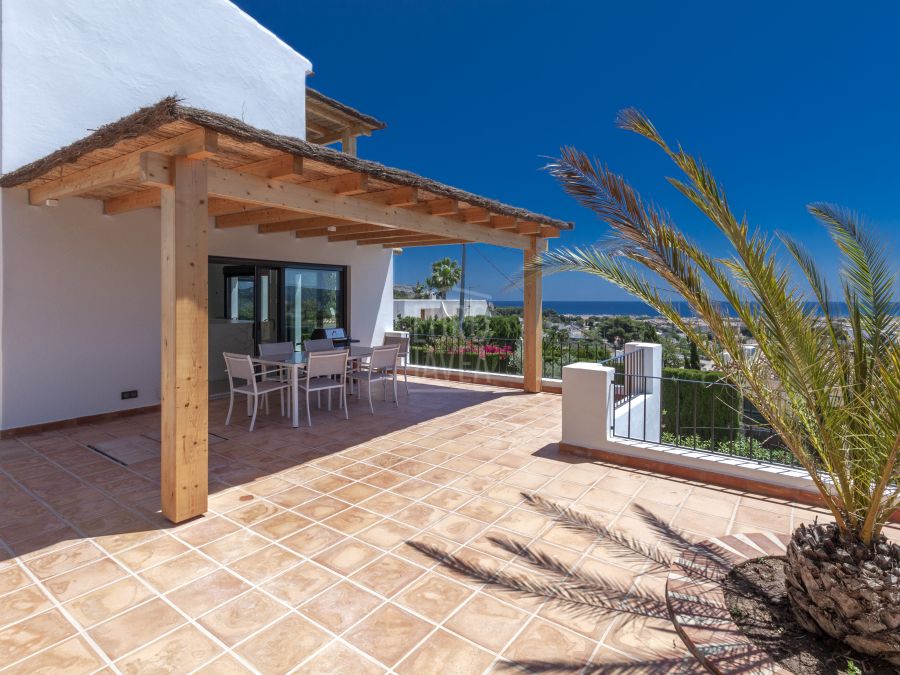 Villa recientemente renovada a la venta en la zona del Puchol de Jávea , a un paso del Puerto y espectaculares vistas al mar