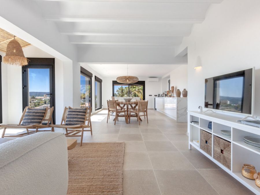 Villa recientemente renovada a la venta en la zona del Puchol de Jávea , a un paso del Puerto y espectaculares vistas al mar