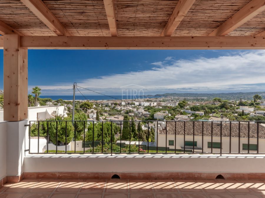 Villa recientemente renovada a la venta en la zona del Puchol de Jávea , a un paso del Puerto y espectaculares vistas al mar