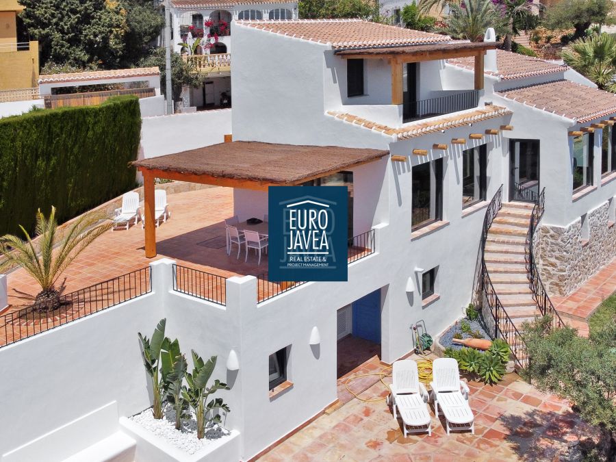 Villa recientemente renovada a la venta en la zona del Puchol de Jávea , a un paso del Puerto y espectaculares vistas al mar