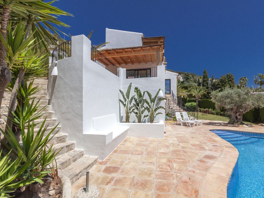 Villa recientemente renovada a la venta en la zona del Puchol de Jávea , a un paso del Puerto y espectaculares vistas al mar